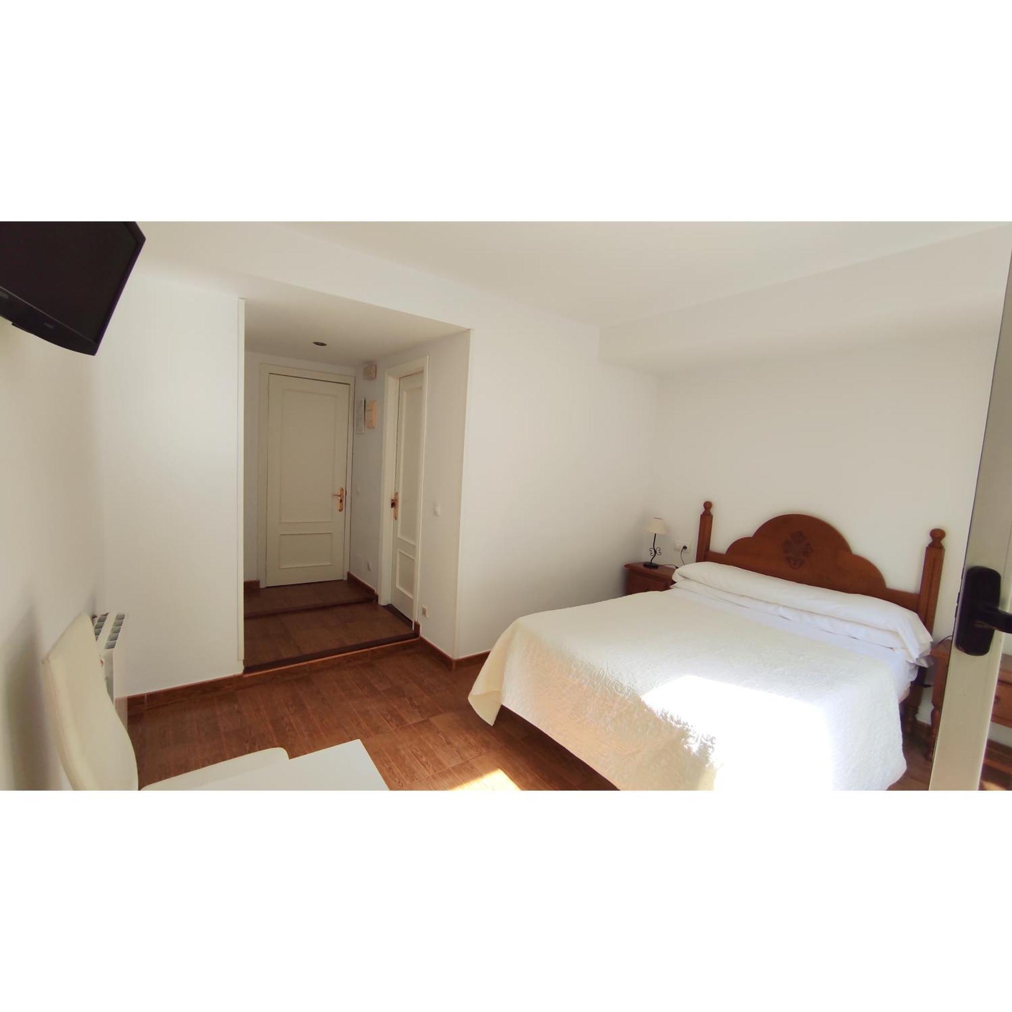 Pension Villa ** 코밀라스 외부 사진