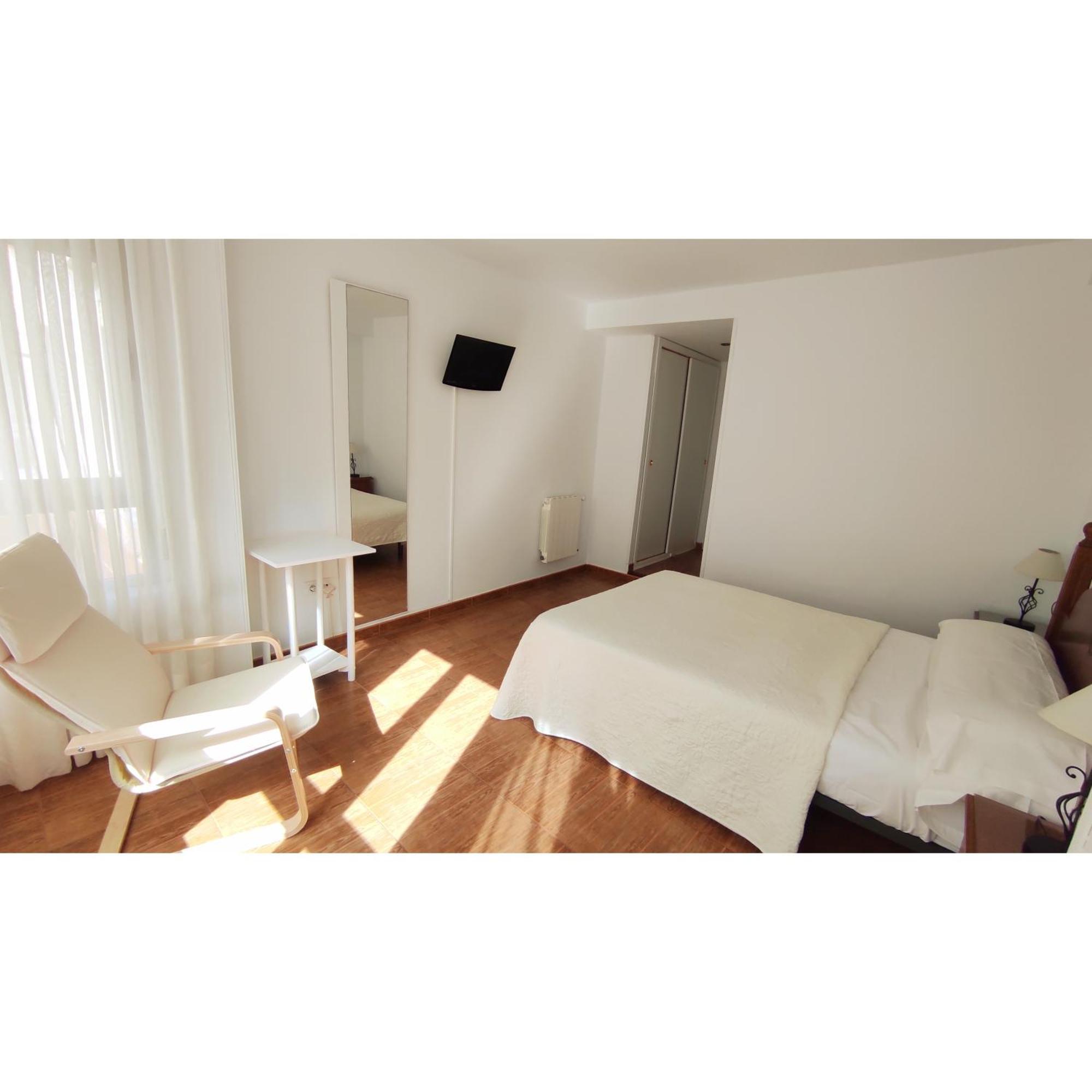 Pension Villa ** 코밀라스 외부 사진
