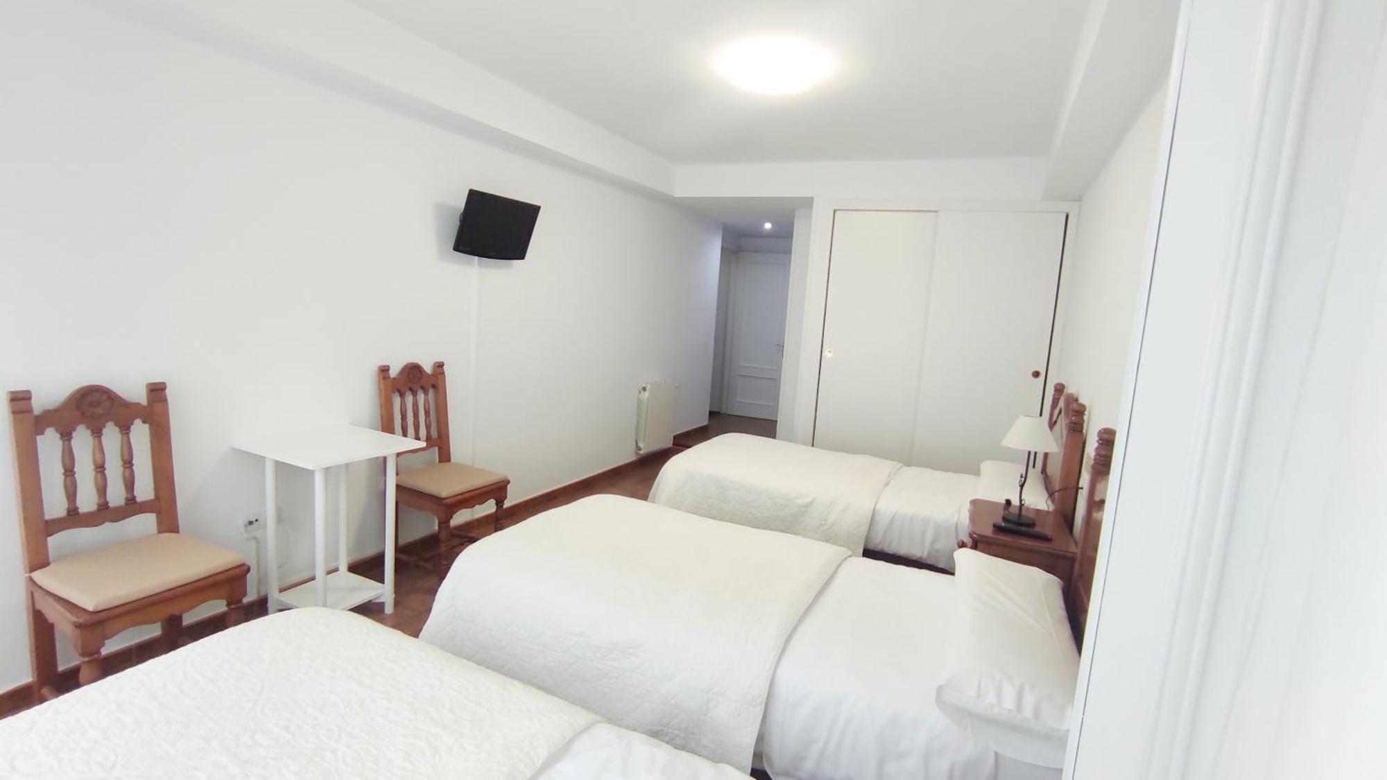 Pension Villa ** 코밀라스 외부 사진